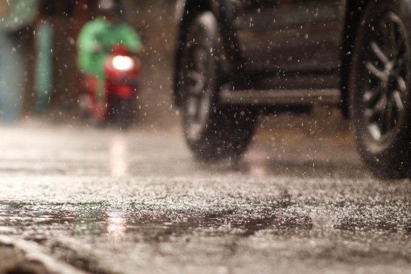De la pluie tombe sur une route