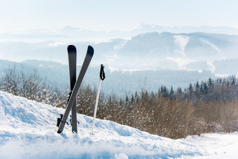 Deux skis plantés sur une poste
