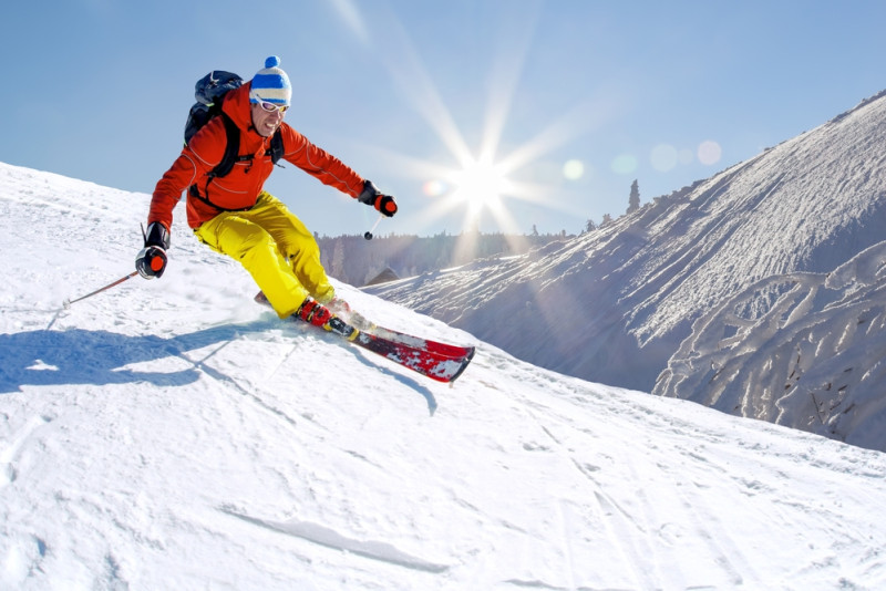 Skieur sur une piste au soleil