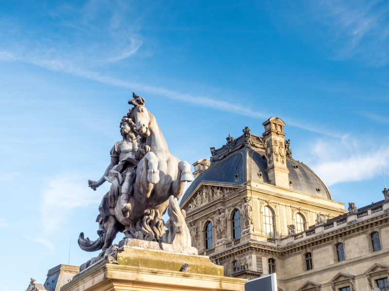 Une statue dans une rue de Paris