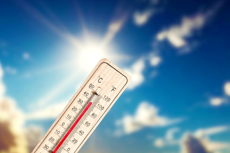 Thermomètre sur ciel bleu