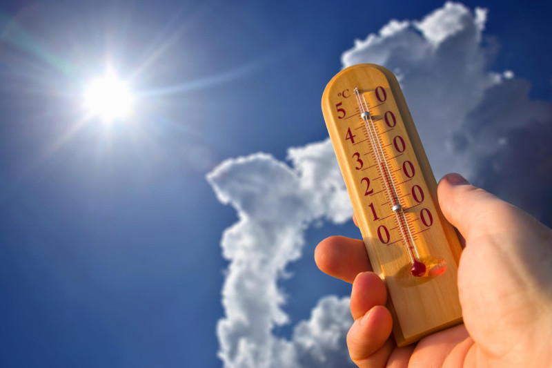 Un thermomètre sur un ciel bleu