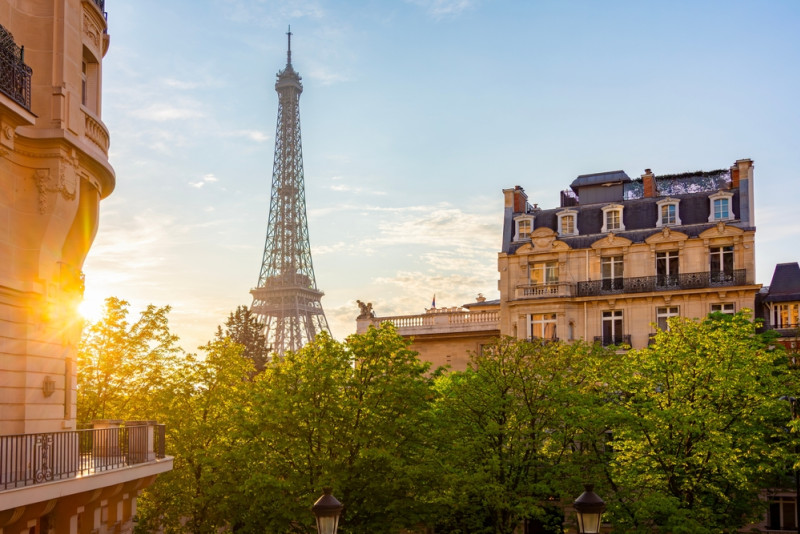 Vue sur la tour Eiffel ensoleillée