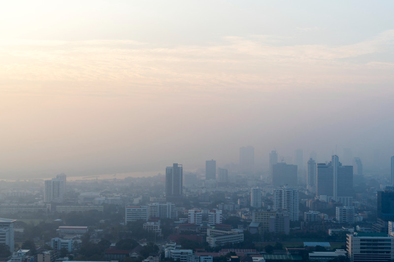 Ville dans une brume de pollution