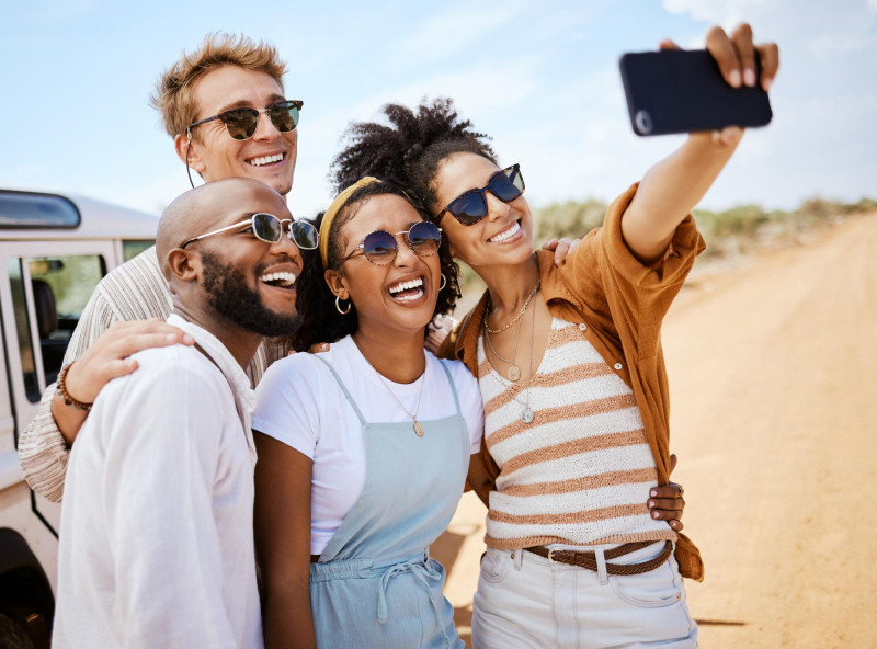 Un groupe d'amis en voyage