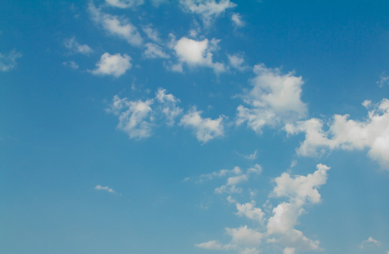 Ciel avec légers nuages