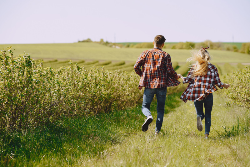 Un couple court dans la campagne
