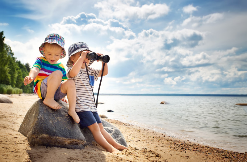 Deux enfants sur la plage