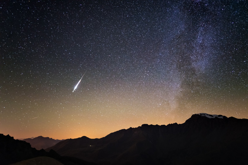 Une étoile filante dans le ciel