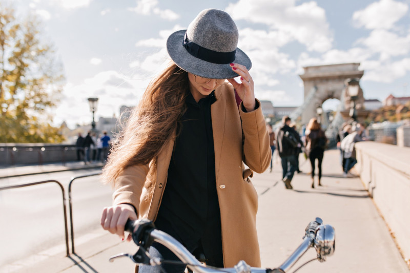 Une femme près de l'arc-de-triomphe
