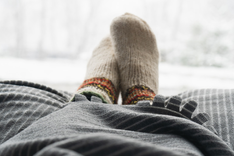 Une femme porte des grosses chaussettes à cause du froid