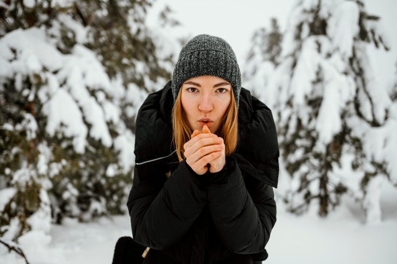 Une femme se frotte les mains parce qu'elle a froid