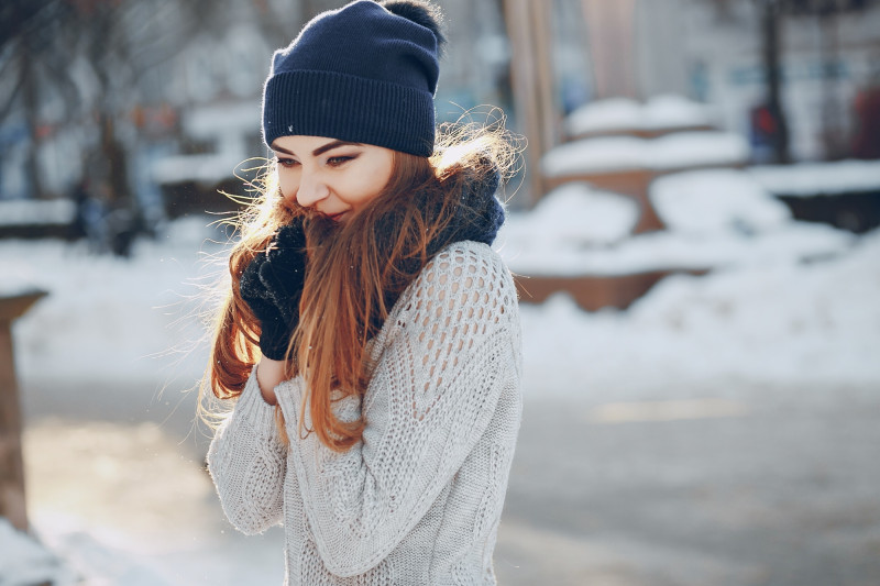 Une femme porte un pull parce qu'elle a froid