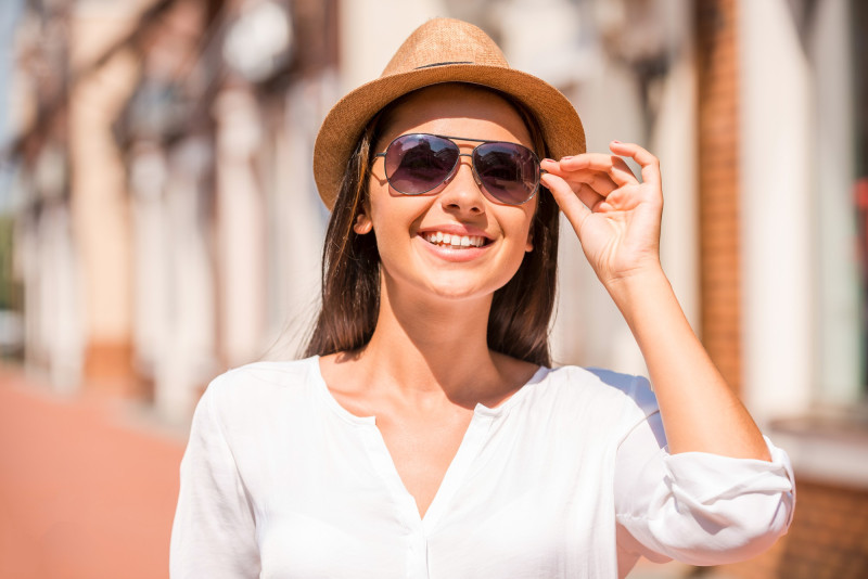 Une femme avec des lunettes de soleil