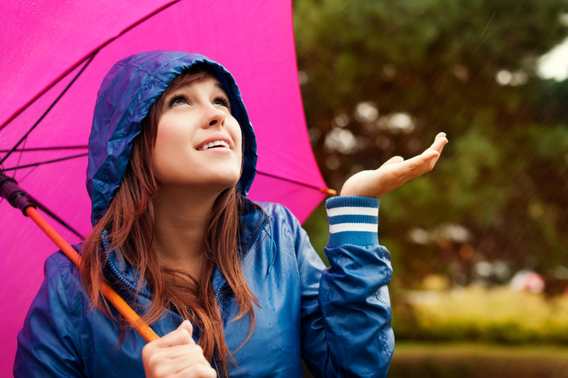 Une femme avec un parapluie rose