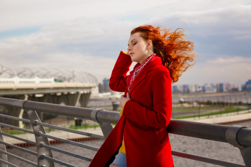 Une femme sur un pont venteux