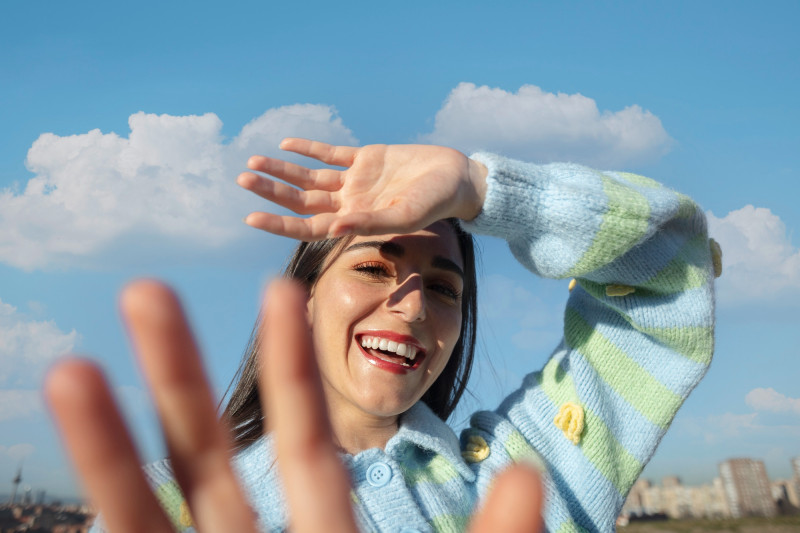 Une femme dehors au soleil