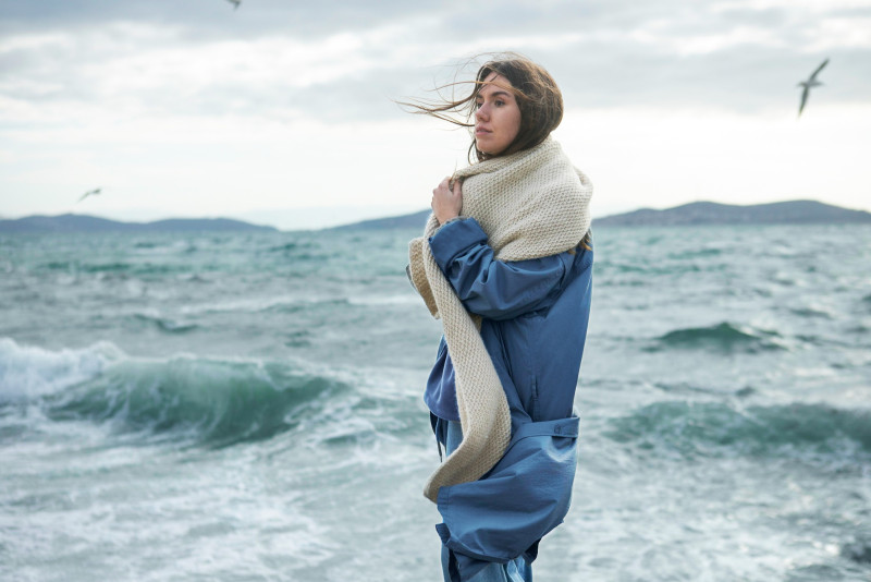 Une femme près de la mer agitée