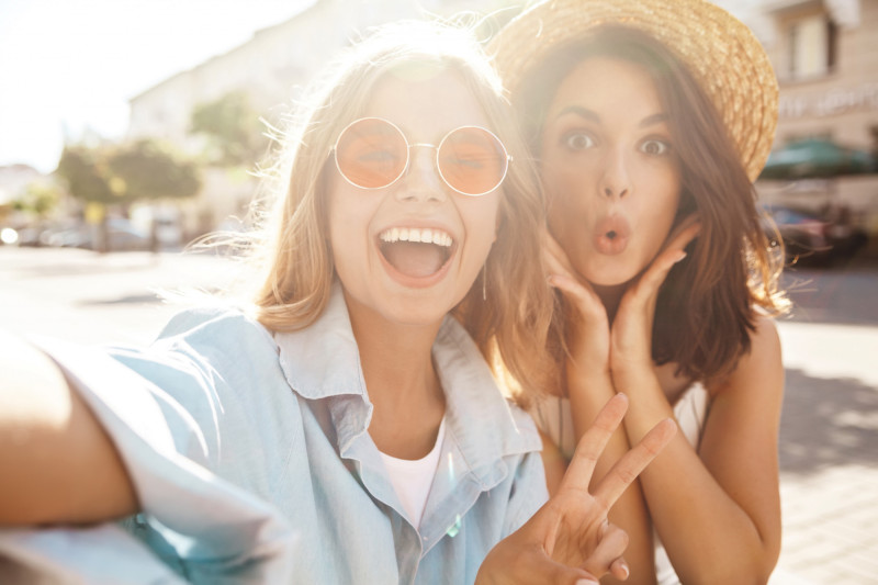 Deux amies se prennent en selfie