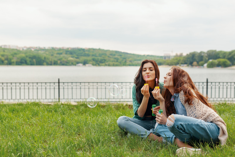 Deux femmes sur la berge d'un fleuve