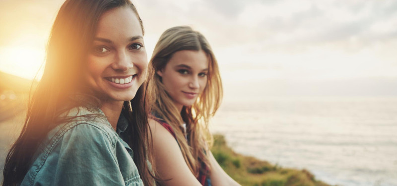 Deux filles près de la mer