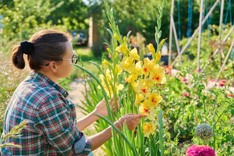 Une femme s'occupe de fleurs