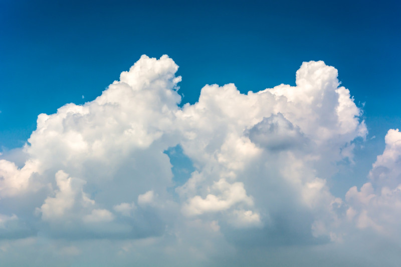 Ciel avec nuages blancs