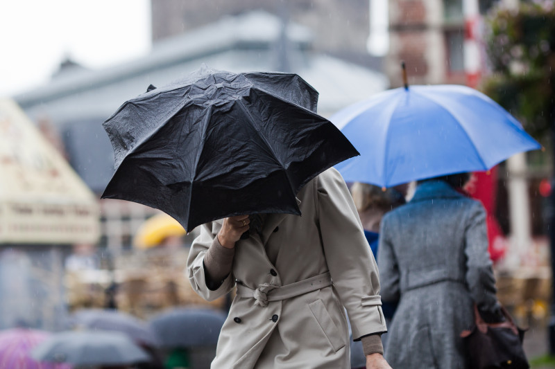 Des passants avec un parapluie