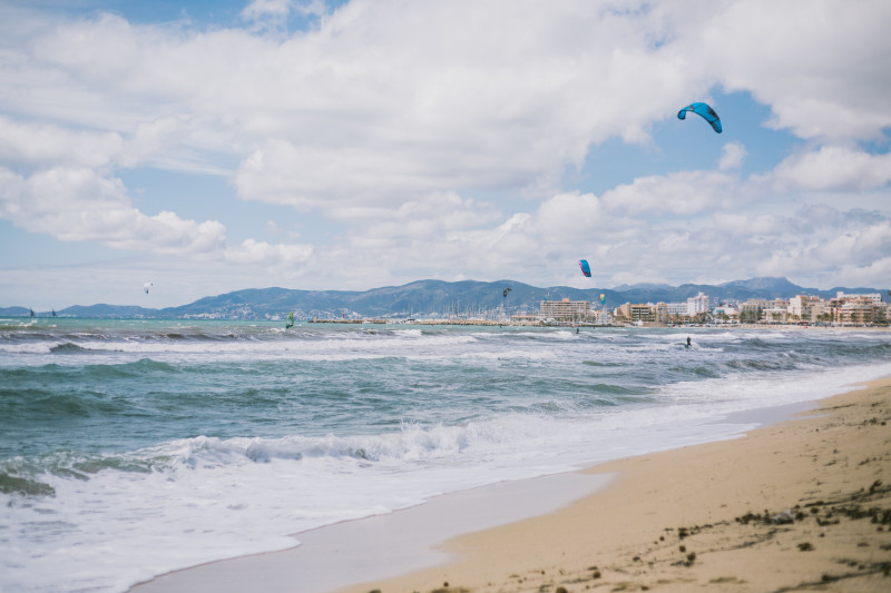 Plage avec kite-surf