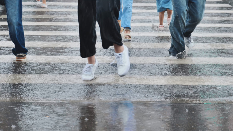 Des piétons sous la pluie