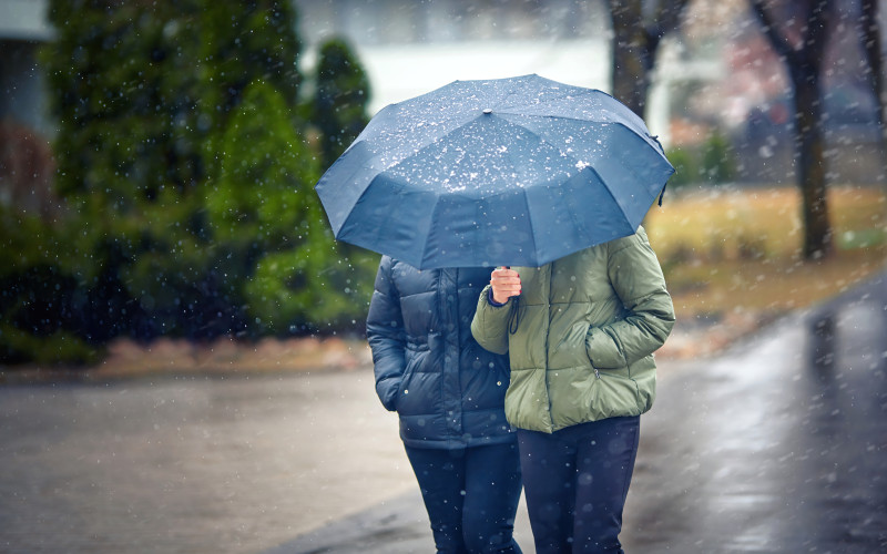 Deux femmes marchent avec un parapluie