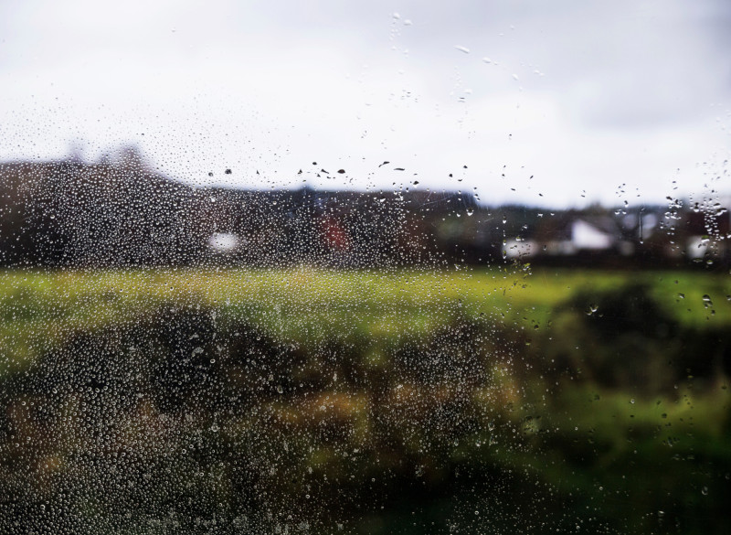 De la pluie coule sur une vitre
