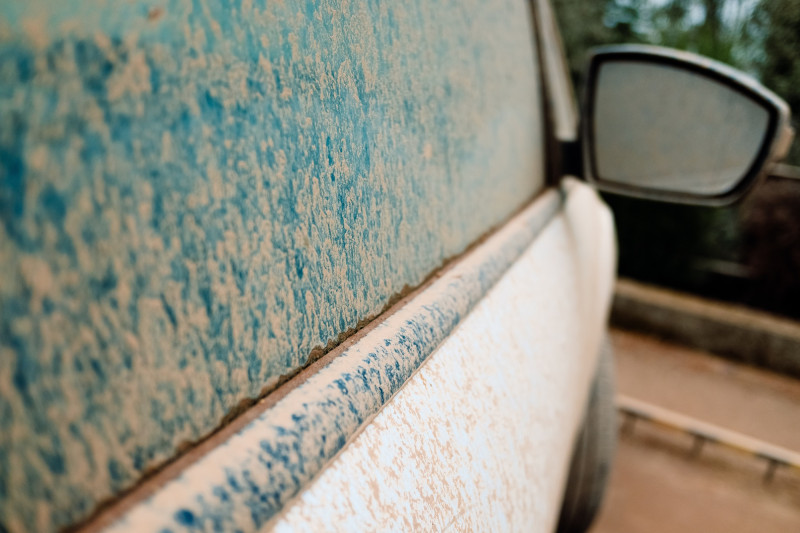 Voiture couverte par le sable du Sahara
