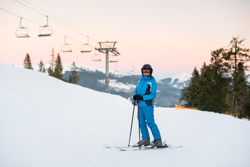 Une skieuse en montagne