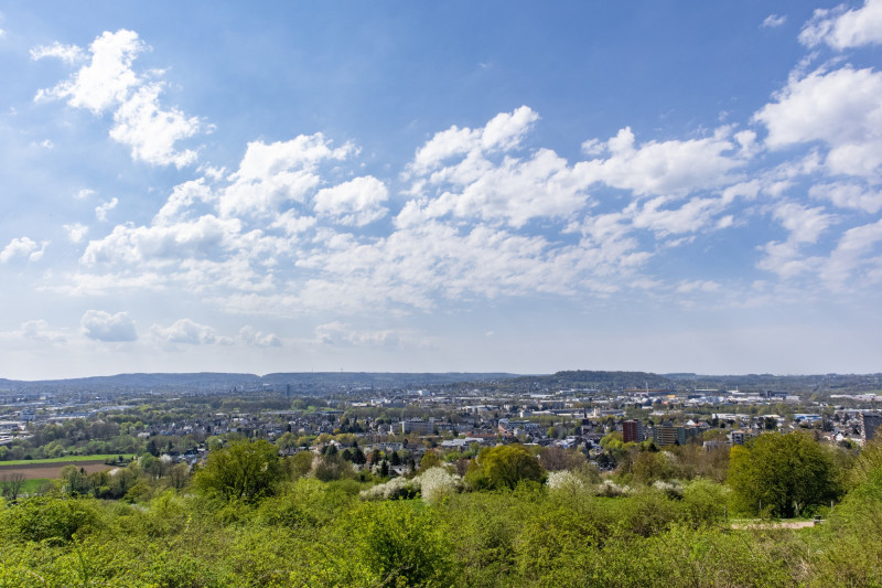 Ville avec ciel nuageux