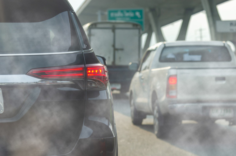 Des voitures qui polluent dans une rue