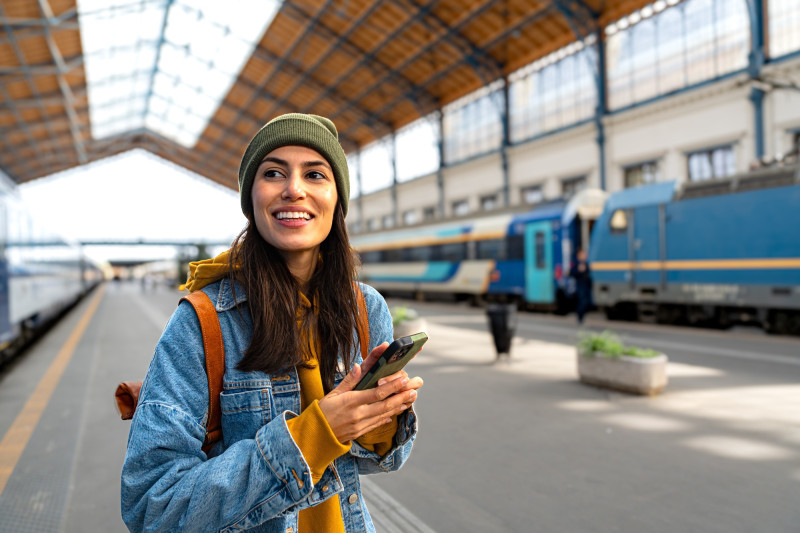 Une femme sur le quai de la gare