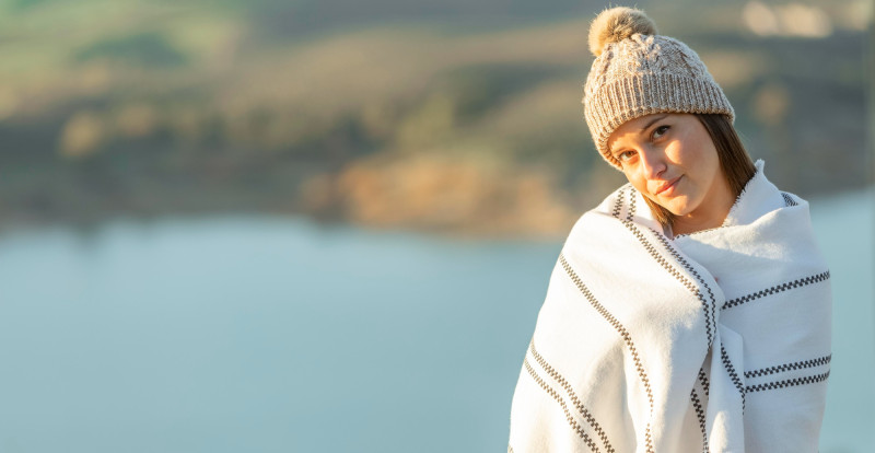 Femme avec un pull et un bonnet