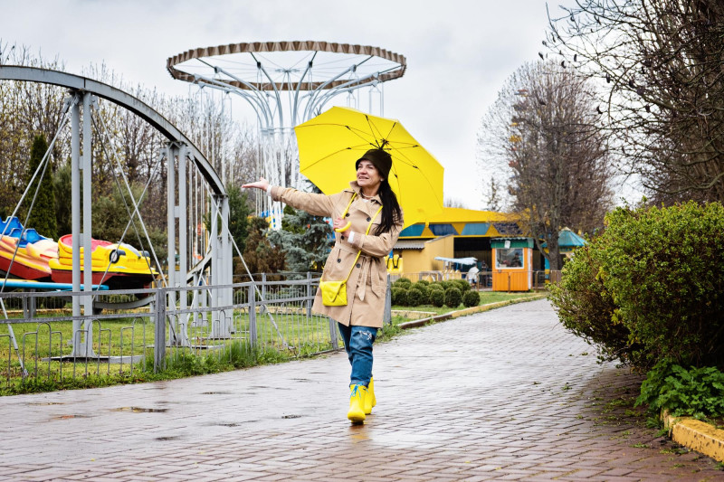 Une femme sous la pluie dans un parc d'attraction