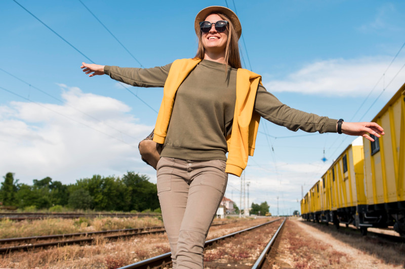 Une femme sur des rails