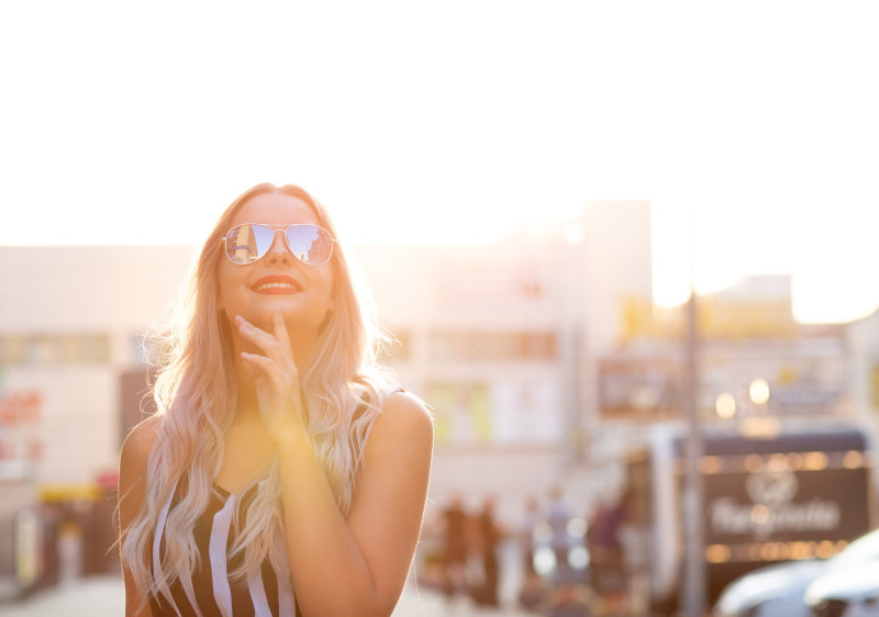 Une femme avec des lunettes de soleil