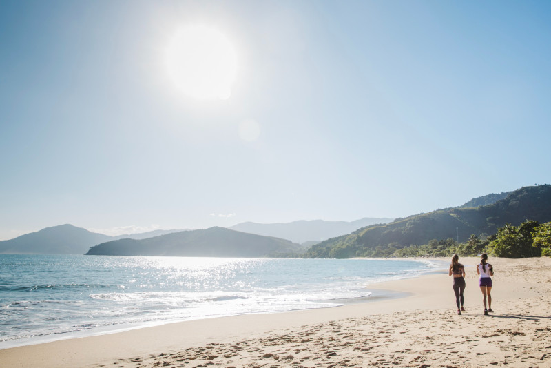 Deux femmes courent sur une plage