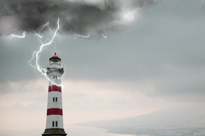 Un phare frappé par un éclair