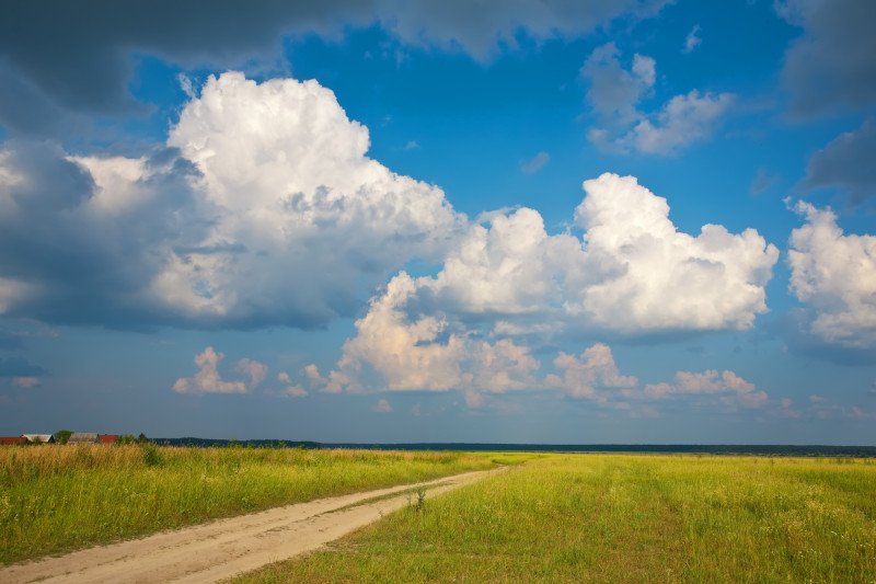 Plaine avec des nuages