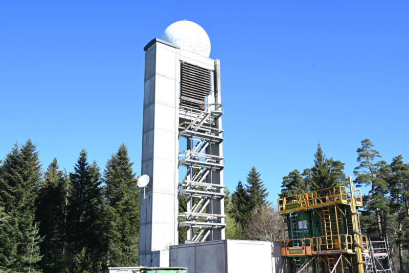 Un radar météo haut de 50 mètres en construction en Haute-Loire