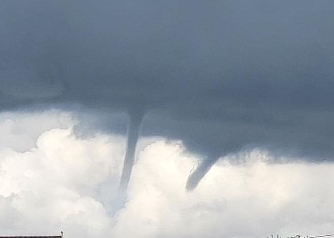 Deux tubas ont été observés dans le ciel