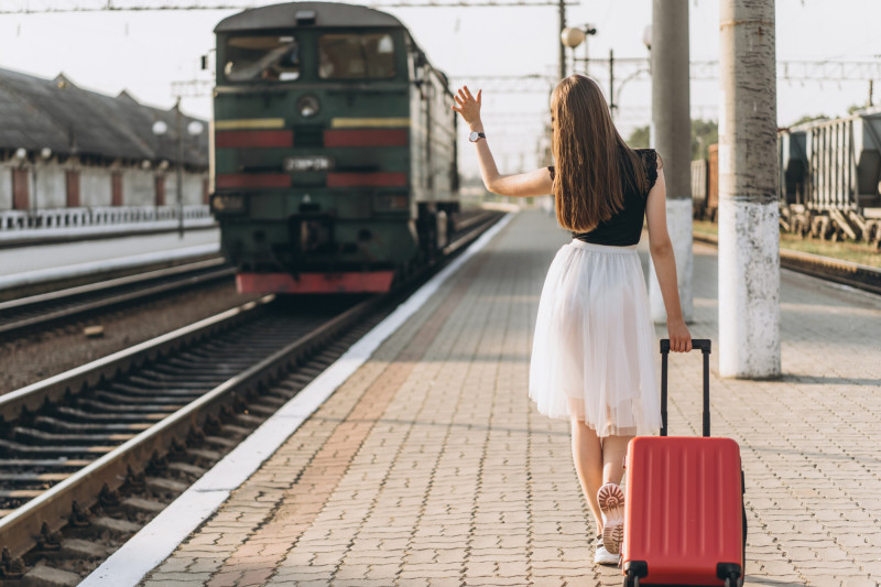 Une femme sur le quai de la gare