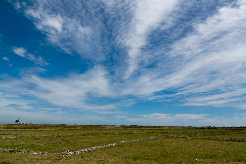 Ein Blick über die Wiesen bei Goury in der Normandie.