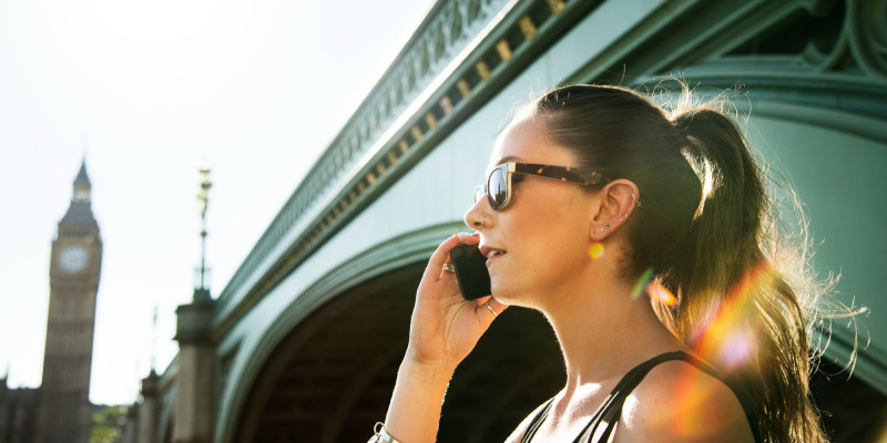 Une femme avec des lunettes de soleil à Londres