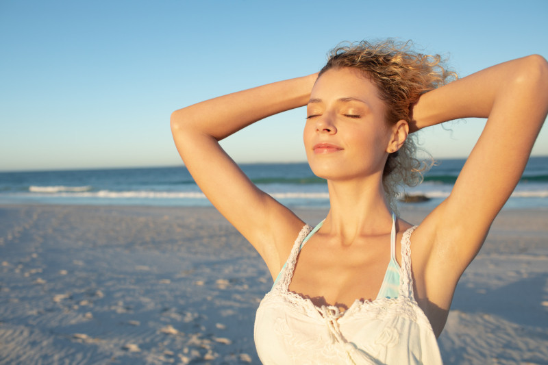 Femme sur une plage ensoleillée